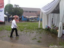 Di Tengah Hujan, Mensos Salurkan Bantuan Sembako Nasional di Cianjur