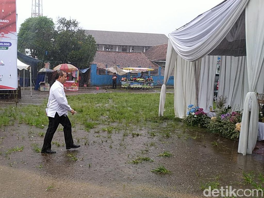 Di Tengah Hujan, Mensos Salurkan Bantuan Sembako Nasional di Cianjur Di Tengah Hujan, Mensos Salurkan Bantuan Sembako Nasional di Cianjur