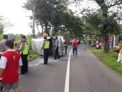 Tabrak Motor, Sebuah Minibus Muat 14 Penumpang Terguling di Tulungagung