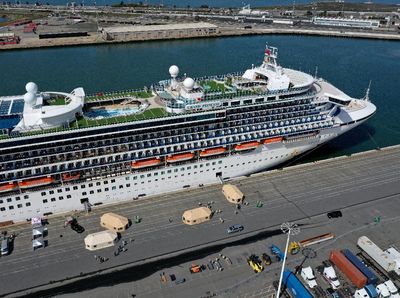 Kapal Pesiar yang Angkut Penumpang Positif Corona Bersandar di California