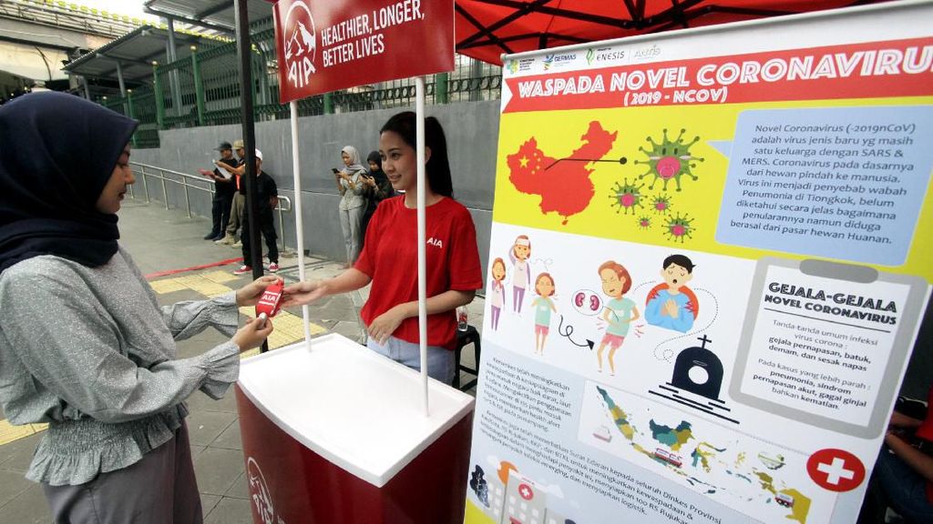 Bagi-bagi Hand Sanitizer Gratis di Stasiun MRT Jakarta