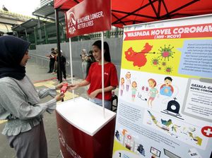 Bagi-bagi Hand Sanitizer Gratis di Stasiun MRT Jakarta