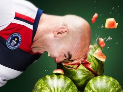Pecahkan Makanan Pakai Kepala, 5 Pria Kuat Ini Raih Rekor Dunia