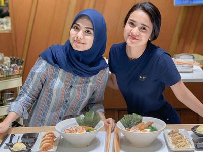 Rajin Belajar Masak, Ini Vebby Palwinta dengan Ramen dan Steak Buatannya