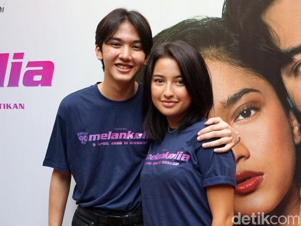 Pose Dua Bintang Melankolia, Jennifer Coppen dan Ari Irham