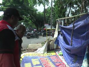 Polisi Olah TKP Kecelakaan Maut Mobil Tabrak Tenda hingga Tewaskan 4 Buruh Polisi Olah TKP Kecelakaan Maut Mobil Tabrak Tenda hingga Tewaskan 4 Buruh