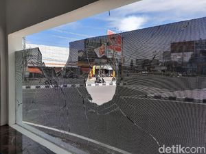 Viral Video Perusak Pospol Sleman Acungkan Jari Tengah Saat Ditangkap Viral Video Perusak Pospol Sleman Acungkan Jari Tengah Saat Ditangkap
