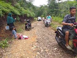 Detik-detik Ibu Melahirkan di Jalan Rusak Saat ke Puskesmas Sejauh 20 Km