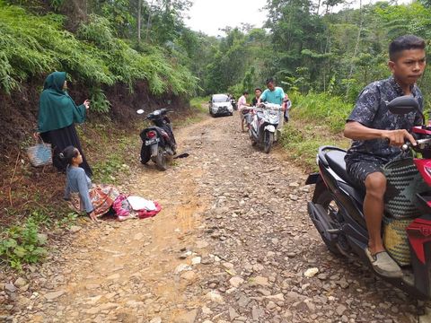 Pedih! Jarak Puskesmas 20 Km, Ibu di Lebak Melahirkan di Jalanan Rusak