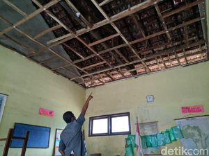 Ironis, Atap SD Ini Rusak Berat Namun Perbaikan Nunggu Setahun Lagi Ironis, Atap SD Ini Rusak Berat Namun Perbaikan Nunggu Setahun Lagi
