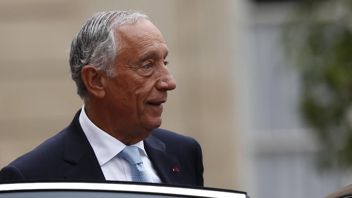 FILE - In this Sunday, July 14, 2019 file photo, Portugals President Marcelo Rebelo de Sousa leaves after a lunch at the Elysee Palace that followed Bastille Day parade on the Champs-Elysees avenue in Paris. The office of Portugals 71-year-old president said Sunday March 8, 2020 that he has canceled all public activities and will stay at home amid the coronavirus outbreak. (AP Photo/Kamil Zihnioglu, File)