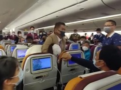 Tak Boleh Turun Pesawat karena Corona, Wanita Sengaja Batuk ke Pramugari