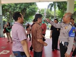 Cegah Corona, Polisi Cek Suhu Tubuh Pengunjung Samsat Polda Metro