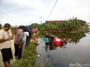 Sopir Nyetir Sambil Telepon, Minibus Ini Tercebur ke Tambak