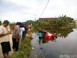 Sopir Nyetir Sambil Telepon, Minibus Ini Tercebur ke Tambak
