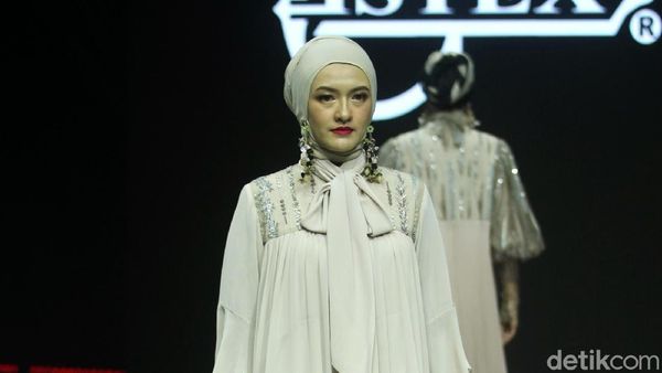 12 Koleksi Busana Muslim Terbaru Itang Yunasz untuk 2020