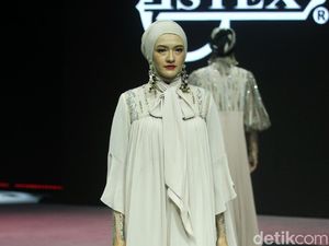 12 Koleksi Busana Muslim Terbaru Itang Yunasz untuk 2020