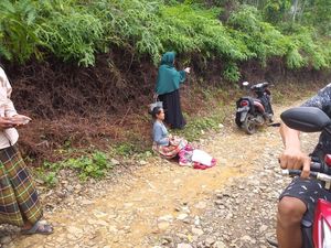 Akses ke Puskesmas Sejauh 20 Km, Warga Lebak Melahirkan di Jalan Rusak Akses ke Puskesmas Sejauh 20 Km, Warga Lebak Melahirkan di Jalan Rusak