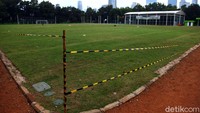 Garis kuning pun dipasang mengelilingi lapangan.