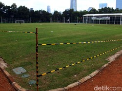 Garis kuning pun dipasang mengelilingi lapangan.