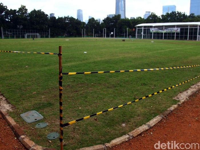 Lapangan sepakbola Blok S, Jakarta, selesai direnovasi akhir Desember 2019 lalu. Hingga kini rumput di lapangan tersebut terus dirawat.
