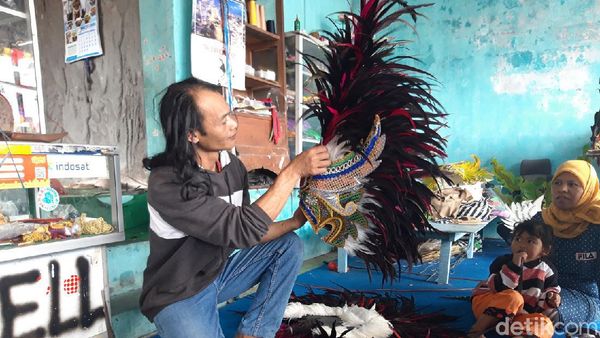 Mereka yang Melestarikan Kostum Reog di Lereng Merapi