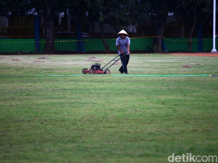 Lapangan sepakbola Blok S, Jakarta, selesai direnovasi akhir Desember 2019 lalu. Hingga kini rumput di lapangan tersebut terus dirawat.