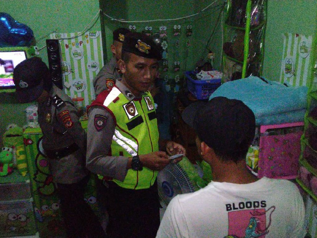 Berduaan di Kamar Kos, 3 Pasangan Diduga Mesum di Ciamis Diamankan Polisi Berduaan di Kamar Kos, 3 Pasangan Diduga Mesum di Ciamis Diamankan Polisi