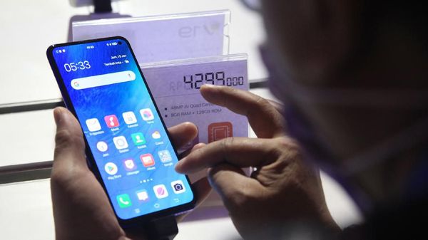 Menggenggam vivo V19 yang Memiliki Desain Menawan