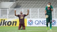 Dua menit berselang, PSM akhirnya bisa mencuri gol lebih dulu. Osas Saha yang bisa menaklukkan Mitchell, dan membawa keunggulan 1-0 hingga jeda.