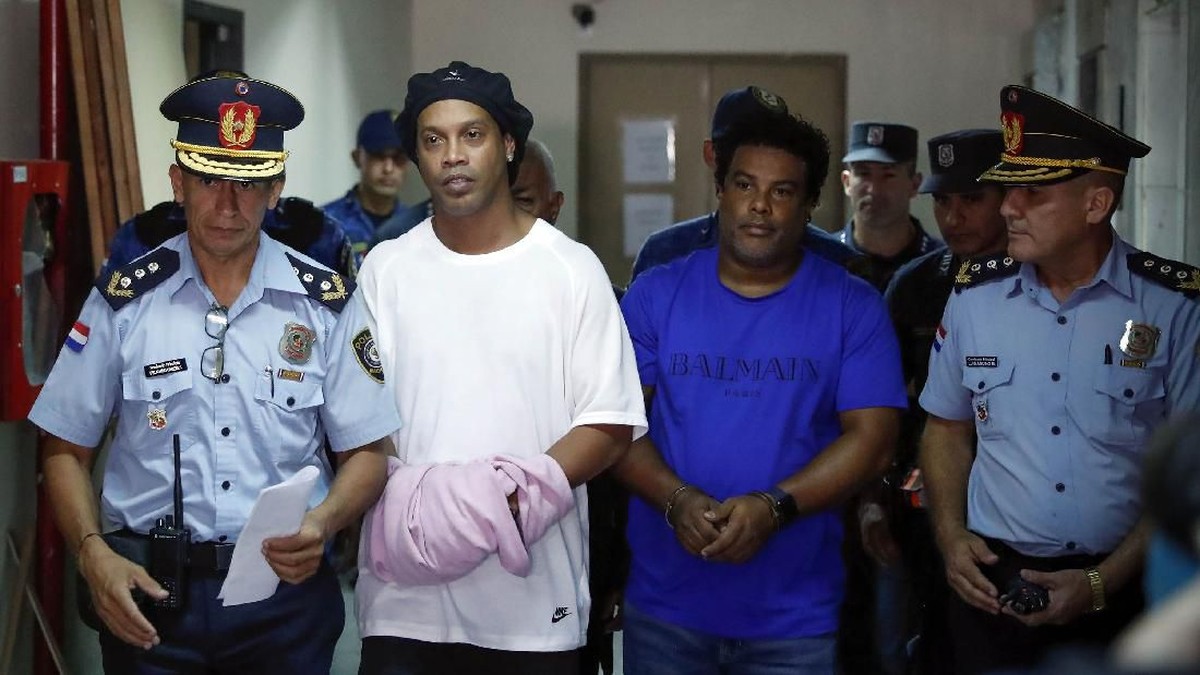 Ronaldinho saat digelandang polisi akibat tersandung kasus paspor palsu. (Foto: AP/Jorge Saenz)