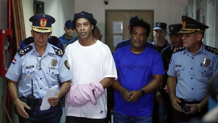 Penampakan Ronaldinho Saat Ditangkap Polisi Paraguay Ronaldinho ditangkap oleh pihak kepolisian saat berkunjung ke Paraguay pada Kamis (5/3/2020) lalu. Legenda sepakbola Brasil itu diduga menggunakan paspor palsu.