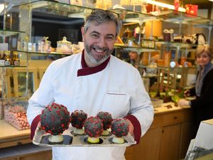 Wow! Chef Ini Bikin Cokelat Telur Paskah Berbentuk Virus Corona