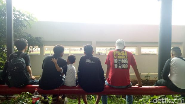 Dukung PSM dari Celah Tembok Stadion Madya