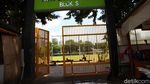 Merawat Rumput Lapangan Sepakbola Blok S