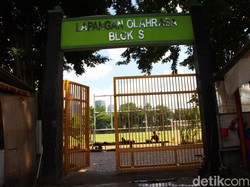 Lapangan Sepak Bola Blok S berlokasi di Jalan Suryo, RT 05/RW 06, Kelurahan Rawa Barat, Kecamatan Kebayoran Baru, Kota Administrasi Jakarta Selatan.