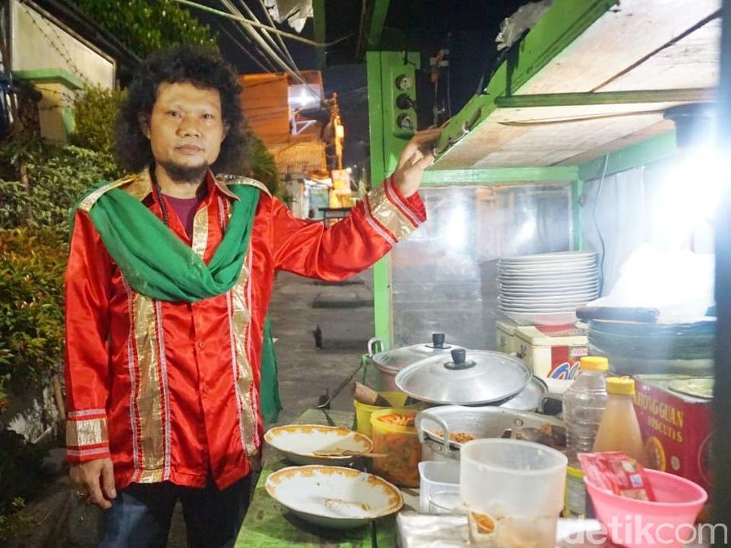 Mirip Rhoma Irama, Pedagang Ketoprak Ini Jualan Pakai Kostum Raja Dangdut