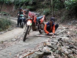 Puluhan Warga Ponorogo Mengungsi Karena Tanah Retak Makin Meluas Puluhan Warga Ponorogo Mengungsi Karena Tanah Retak Makin Meluas