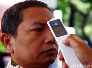 Polisi Cek Suhu Tubuh Pengunjung Samsat Polda Metro Jaya