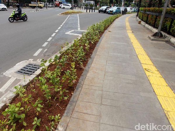 Duh! Jalur Sepeda Ini Kok Nabrak Trotoar