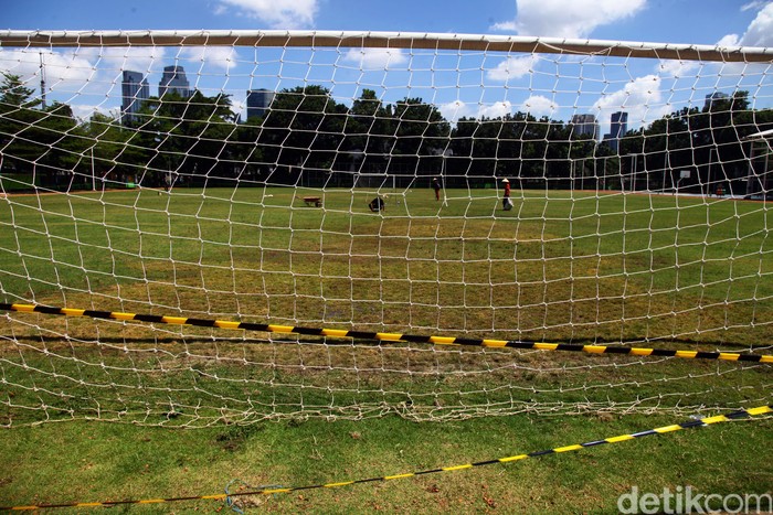 Lapangan sepakbola Blok S, Jakarta, selesai direnovasi akhir Desember 2019 lalu. Hingga kini rumput di lapangan tersebut terus dirawat.