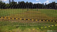 Para pekerja tengah merawat rumput lapangan sepakbola Blok S, Selasa (10/3).