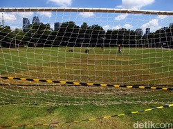 Para pekerja tengah merawat rumput lapangan sepakbola Blok S, Selasa (10/3).