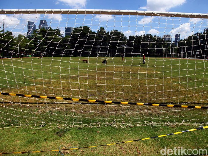 Lapangan sepakbola Blok S, Jakarta, selesai direnovasi akhir Desember 2019 lalu. Hingga kini rumput di lapangan tersebut terus dirawat.