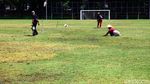 Merawat Rumput Lapangan Sepakbola Blok S