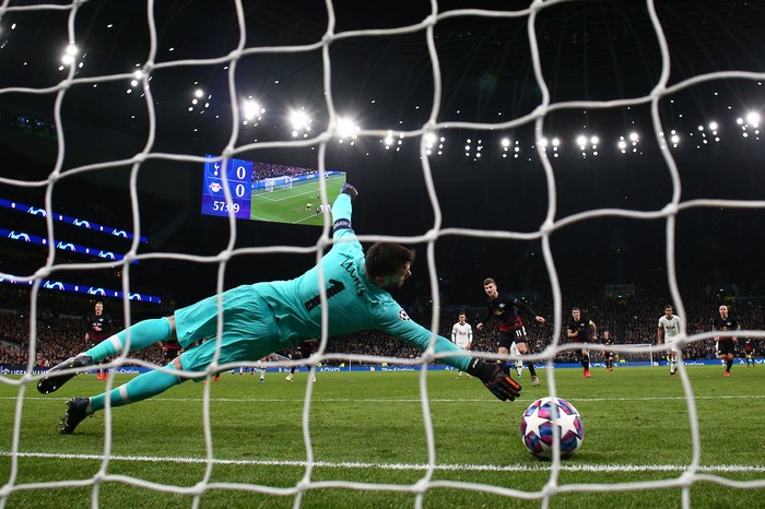LONDON, ENGLAND - FEBRUARY 19: Timo Werner of RB Leipzig scores his teams first goal from the penalty spot past Hugo Lloris of Tottenham Hotspur during the UEFA Champions League round of 16 first leg match between Tottenham Hotspur and RB Leipzig at Tottenham Hotspur Stadium on February 19, 2020 in London, United Kingdom. (Photo by Julian Finney/Getty Images)