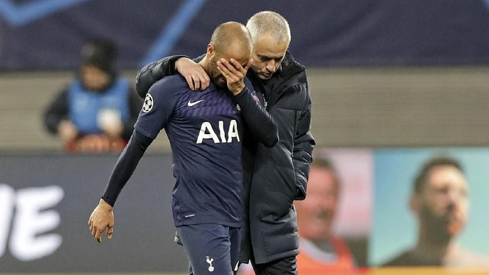 Tottenhams manager Jose Mourinho, right, comforts Tottenhams Lucas Moura after losing the Champions League round of 16, 2nd leg soccer match between RB Leipzig and Tottenham Hotspur in Leipzig, Germany, Tuesday, March 10, 2020. Leipzig defeated Tottenham with 3-0. (AP Photo/Michael Sohn)