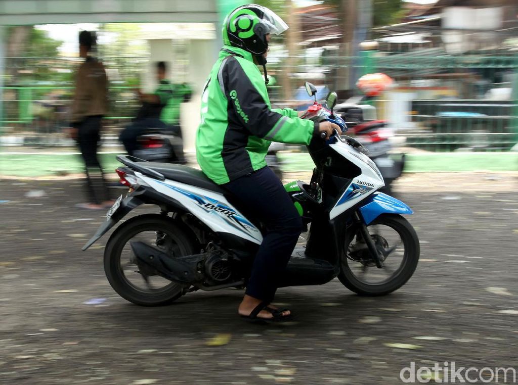 Viral Bikin Haru, Abang Ojol Pasang Badan Lindungi Barang dari Semprotan Truk Disinfektan Viral Bikin Haru, Abang Ojol Pasang Badan Lindungi Barang dari Semprotan Truk Disinfektan
