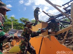 Terjunkan 2 SSK di Gempa Sukabumi, TNI Evakuasi Material Rumah Ambruk
