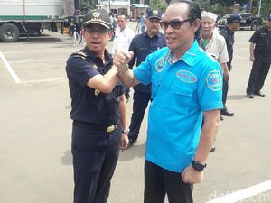 Gaya Salaman Anti-Corona Irjen Arman Depari dan Dirjen Bea Cukai